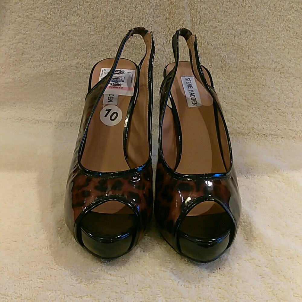 Black pumps
